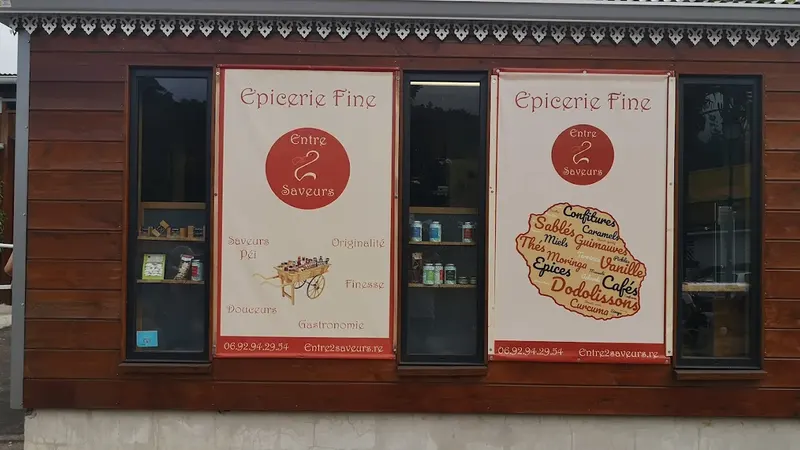 Vitrine de l'épicerie fine Entre 2 Saveurs à l'Entre-Deux